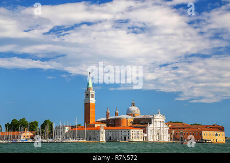 Die Insel San Giorgio Maggiore in Venedig, Italien. Venedig ist auf eine Gruppe von 117 kleinen Inseln, die durch Kanäle getrennt sind und durch eine Brücke verbunden gelegen Stockfoto