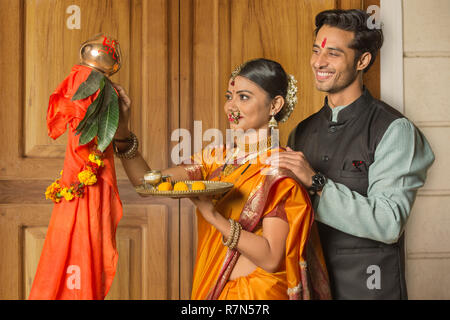 Happy maharashtrian Paar in traditioneller Kleidung feiern Gudi padwa Festival mit einem pooja Platte. Stockfoto