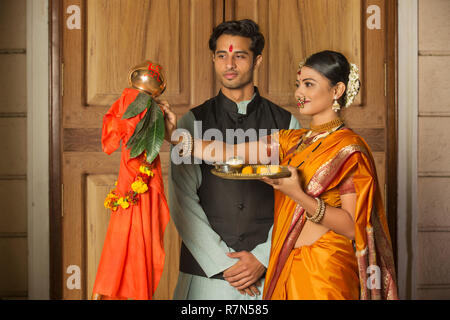 Maharashtrian Paar in traditioneller Kleidung feiern Gudi padwa Festival mit einem pooja Platte. Stockfoto