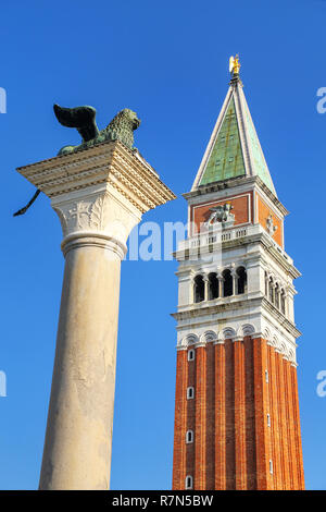 Blick auf St Mark's Campanile und Löwe von Venedig Statue an der Piazzetta San Marco in Venedig, Italien. Campanile ist eines der bekanntesten Symbole von Th Stockfoto