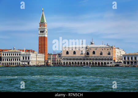 Blick auf die Piazza San Marco, Campanile, Palazzo Ducale und der Biblioteca in Venedig, Italien. Diese Gebäude sind die bekanntesten Wahrzeichen der Stadt Stockfoto