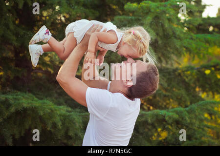 Familie Szene hübscher junger Vater Vater posiert mit seiner kleinen Tochter im Central Park Wald sommer wiese glückliches Leben Zeit Urlaub reisen. Stockfoto