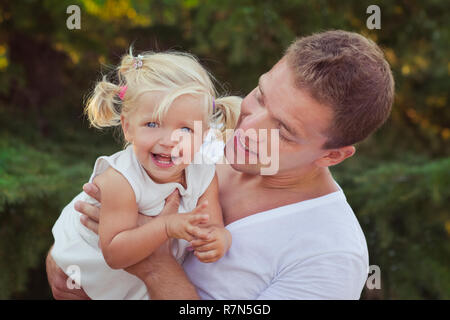 Familie Szene hübscher junger Vater Vater posiert mit seiner kleinen Tochter im Central Park Wald sommer wiese glückliches Leben Zeit Urlaub reisen. Stockfoto