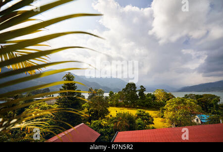 Wunderschöne Aussicht auf Phewa See vom Hotel in Pokhara, Nepal Stockfoto