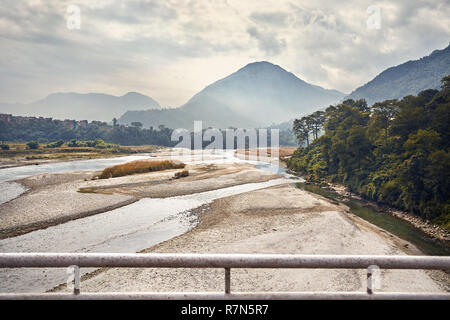 Nebligen Berge und den Fluss im Himalaya in der Nähe von Pokhara in Nepal Stockfoto