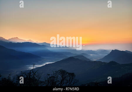 Schönen Sonnenaufgang im Himalaya in Nepal Stockfoto