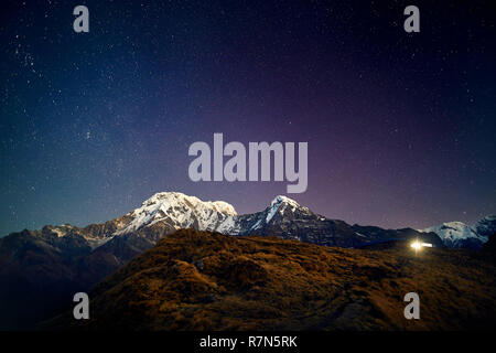 Snowy Annapurna und Hinchuli Berge bei Nacht Sternenhimmel in Nepal Stockfoto