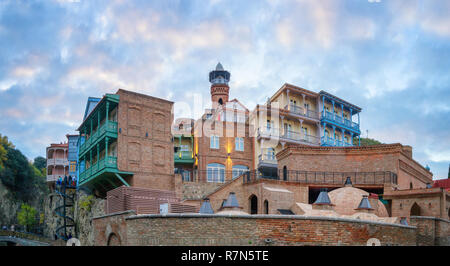 Abendlicher Blick von Schwefel Bäder der Altstadt von Tiflis, Georgien Stockfoto