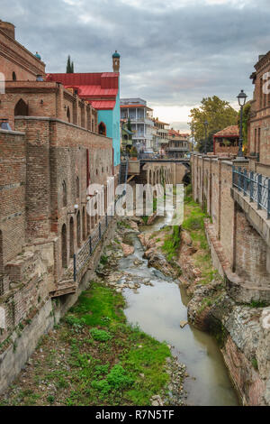 Abendlicher Blick von Schwefel Bäder der Altstadt von Tiflis, Georgien Stockfoto