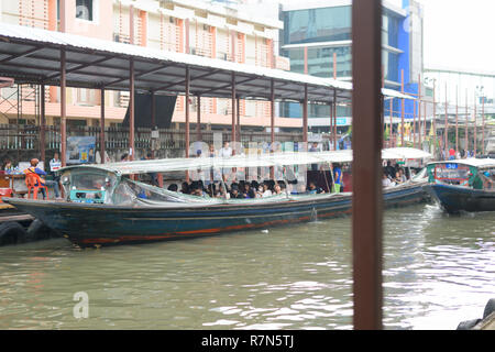 BANGKOK, THAILAND - 13. NOVEMBER 2018: Einheimische und Ausländer, das Boot Fahrt am Pratunam Pier Stockfoto