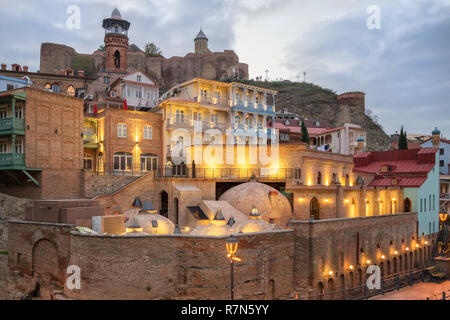 Abendlicher Blick von Schwefel Bäder der Altstadt von Tiflis, Georgien Stockfoto