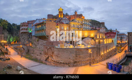 Abendlicher Blick von Schwefel Bäder der Altstadt von Tiflis, Georgien Stockfoto