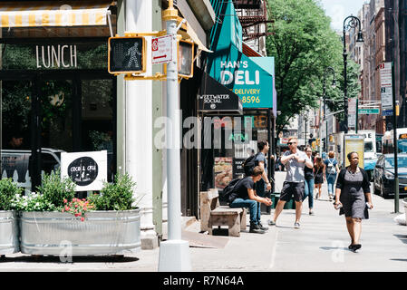 New York City, USA - 25. Juni 2018: Straßenszene in Soho mit jungen Menschen genießen. Stockfoto