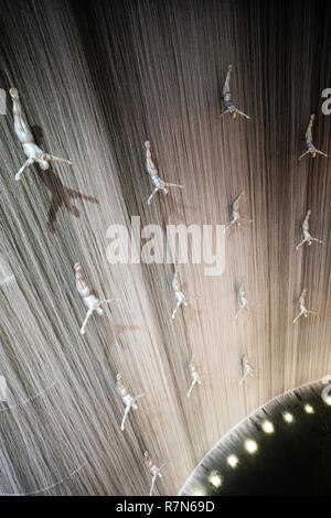 Dubai Mall Wasserfall von oben in den Vereinigten Arabischen Emiraten. Stockfoto