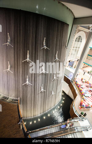 Dubai Mall Wasserfall von oben in den Vereinigten Arabischen Emiraten. Stockfoto