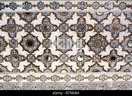 Alten geschnitzten Blumen auf Marmor und Spiegel in der Halle der tausend Spiegel, Amber Fort in der Nähe von Jaipur, Rajasthan, Indien. Weltkulturerbe der UNESCO Stockfoto