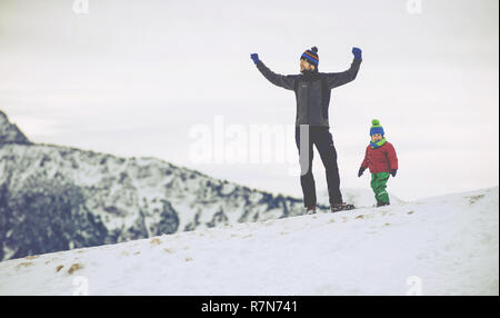 Österreich, Alpen, Februar 2017. Vater und Sohn zusammen in die Berge. Stockfoto