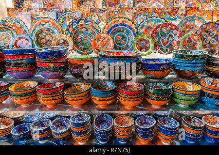 Bunte Schüsseln und Teller für den Verkauf in einem Markt in Dubai Stockfoto