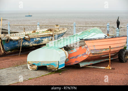 Alte kaputte Boote am Meer in Morecambe, Lancashire, UK. Stockfoto