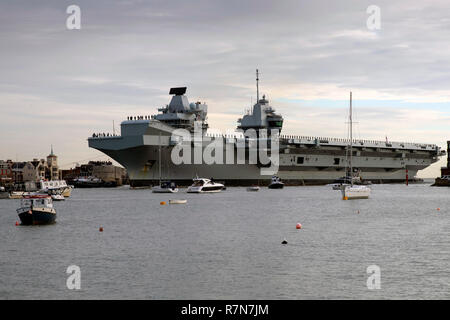 Royal Navy Flaggschiff HMS Queen Elizabeth Ankunft an Ihrem Haus Hafen von Portsmouth am 10. Dezember 2018. Der runde Turm auf der linken Seite des Bildes Stockfoto