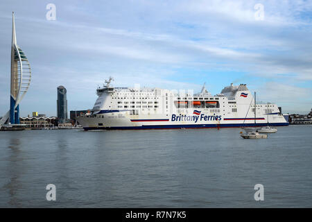 Brittany Ferries Fähre Mont St Michael Ankunft in Portsmouth aus Oiustreham am 10. Dezember 2018. Die Spinnaker Tower befindet sich auf der linken Seite des Bildes Stockfoto