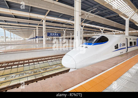 Kunming, China - September 21, 2017: Hochgeschwindigkeitszug fährt vom Bahnhof. Mit der Bahn über 28 000 km im Jahr 2018, High-speed Rail (HS Stockfoto