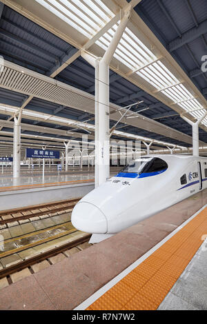 Kunming, China - September 21, 2017: Hochgeschwindigkeitszug fährt vom Bahnhof. Mit der Bahn über 28 000 km im Jahr 2018, High-speed Rail (HS Stockfoto