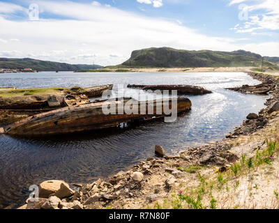 Versunkene alte hölzerne Fischerboote in Teriberka, Murmansk, Russland Stockfoto