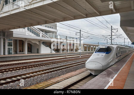 Shilin, China - September 21, 2017: Hochgeschwindigkeitszug fährt von shilin Station. Stockfoto