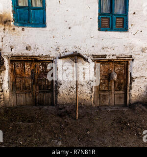 Altmodische traditionelle verschmutzte Holz Fenster und Türen in kleinen Bergdorf in Nepal. Stockfoto