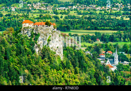 Luftbild der mittelalterlichen Burg und Kirche St. Martin in Bled, Slowenien Stockfoto