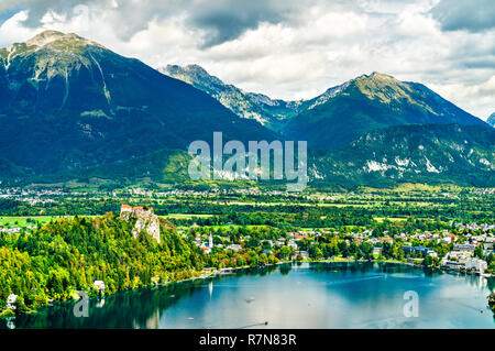 Blick auf die mittelalterliche Burg und den See in Bled, Slowenien Stockfoto