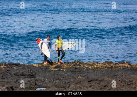 Punta Blanca, Alcala, Teneriffa. Surfer in Aktion an der Westküste von Teneriffa, Kanarische Inseln, Spanien. Stockfoto