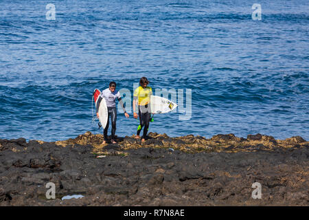 Punta Blanca, Alcala, Teneriffa. Surfer in Aktion an der Westküste von Teneriffa, Kanarische Inseln, Spanien. Stockfoto