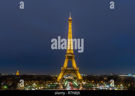 Eiffelturm in der Nacht, Paris, Frankreich Stockfoto