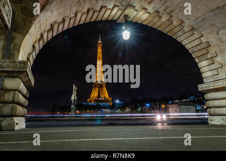 Eiffelturm bei Nacht, wie von Bir Hakeim Brücke, Paris, Frankreich Stockfoto