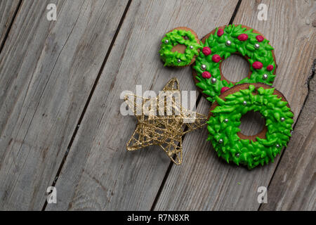 Weihnachten Lebkuchen cookies alte Holz Tisch Hintergrund für Grafik- und Webdesign, einfache Moderne internet Konzept. Trendy für Web site Design Web oder mobile App. Stockfoto