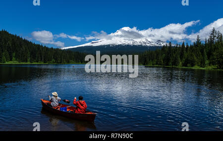 Kanusport bei Trillium See an einem schönen Tag mit Mount Hood im Hintergrund, Oregon, USA. Stockfoto