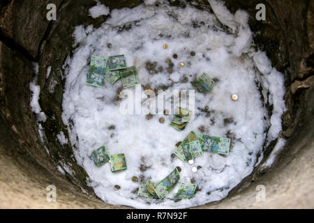 Geld fiel in einen Brunnen, Schloss Bran, Rumänien Stockfoto