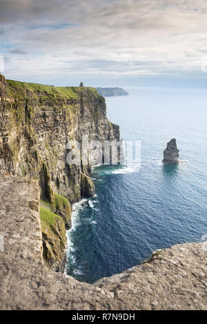 Die Klippen von Moher zu O'Brien's Tower, in Clare, Irland. Branaunmore Meer stack. Niedrig stehende Sonne am Abend. Stockfoto