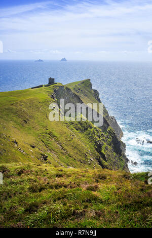 Eine Ansicht von Bray Head mit den verlassenen Bray Head Turm der westlichste Punkt von Valentia Island zu den Skellig Inseln. Stockfoto