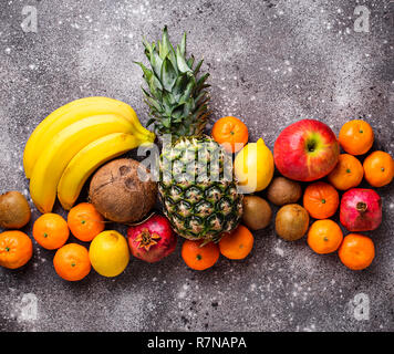 Sortiment an frischen tropischen Früchten Stockfoto