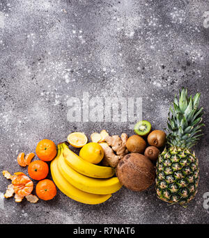 Sortiment von Früchten, in Farben angeordnet Stockfoto