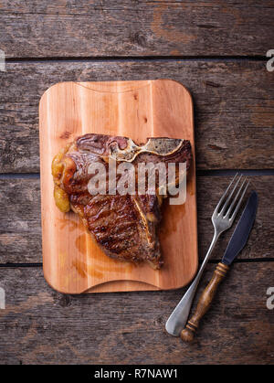 Gegrillte T-Bone Steak auf Holzbrett Stockfoto