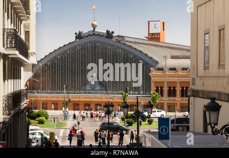 Der ursprüngliche Bahnhof Madrid Atocha von der Calle de Santa Isabel Stockfoto