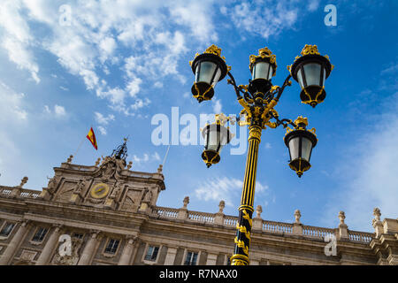 Mit dem Palacio Real in den Hintergrund in der Plaza de la Armeria, Madrid Strassenlaterne Stockfoto