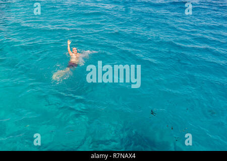 Ertrinkenden im Meer um Hilfe zu bitten, mit erhobenen Armen. Der Mann ertrinkt im Meer. Mann im Meer ertrinken und winkende Hand um Hilfe. Stockfoto