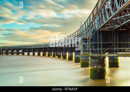 Eine lange Exposition hat die Bewegung des Flusses geglättet und verwischt die Wolken. Stockfoto