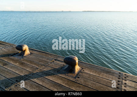 Zwei Poller am Hafen Pier Stockfoto