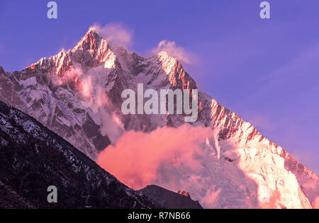 Größe der Natur Konzept: grandiose Aussicht auf Lhotse Peak (8516 m) bei Sonnenuntergang. Nepal, Himalaja. Stockfoto